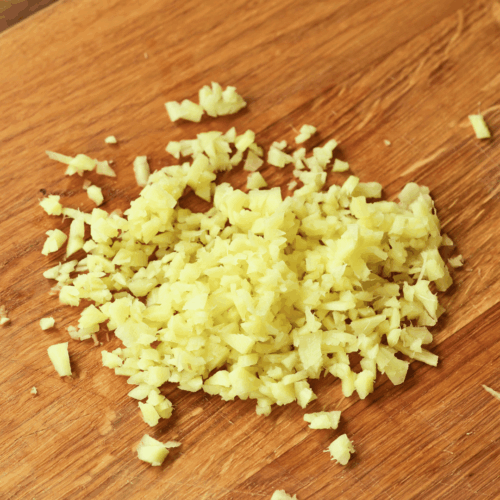 smażone krewetki z groszkiem, drobno siekamy imbir