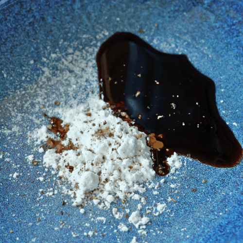 smażone krewetki z groszkiem, mieszamy składniki marynaty