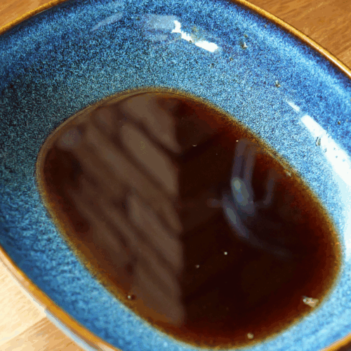 smażone krewetki z groszkiem, mieszamy składniki sosu