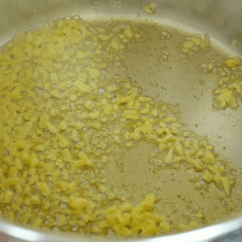 smażone krewetki z groszkiem, podsmażamy imbir