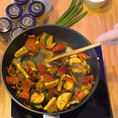 curry z batatów Dodanie przypraw i czosnku
