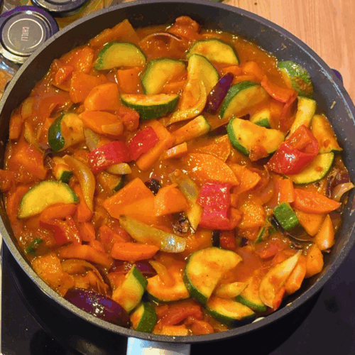 curry z batatów Dodanie pomidorów i batatów
